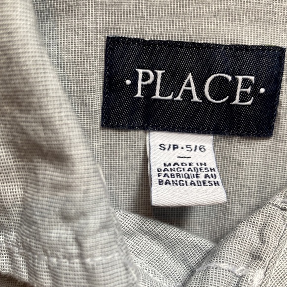 Boys size 5-6/S gray button down shirt. - Picture 2 of 4
